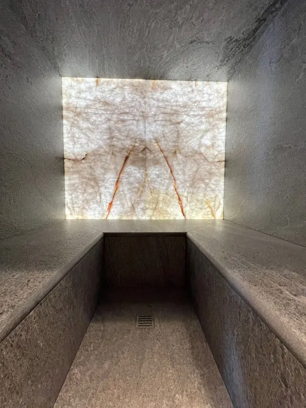 Dampfbad in Steinoptik mit hinterleuchteter Onyxwand
