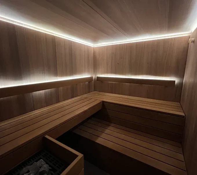 Sauna mit umlaufenden, indirekten Lichtbändern