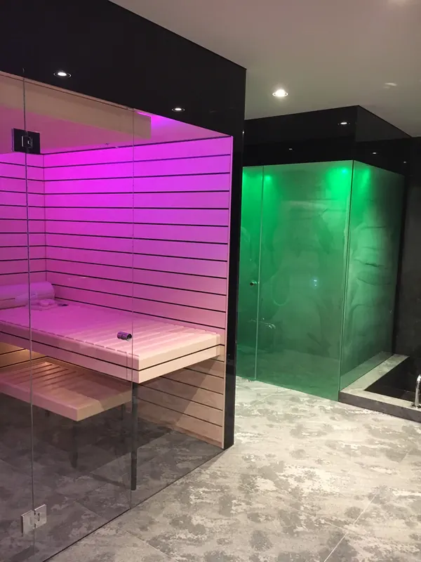Privater Wellnessbereich mit Glassauna und Dampfbad mit Farblicht