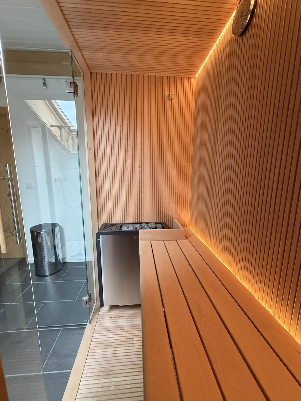 Design-Sauna nach Mass mit Glastür, Saunaofen und indirekter LED-Beleuchtung