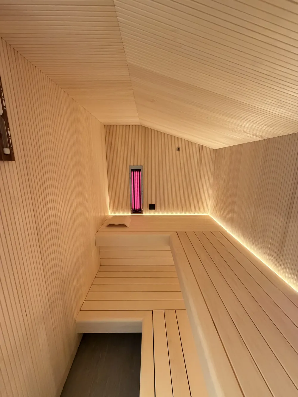 Sauna mit eingebautem Infrarot-Strahler unter der Dachschräge