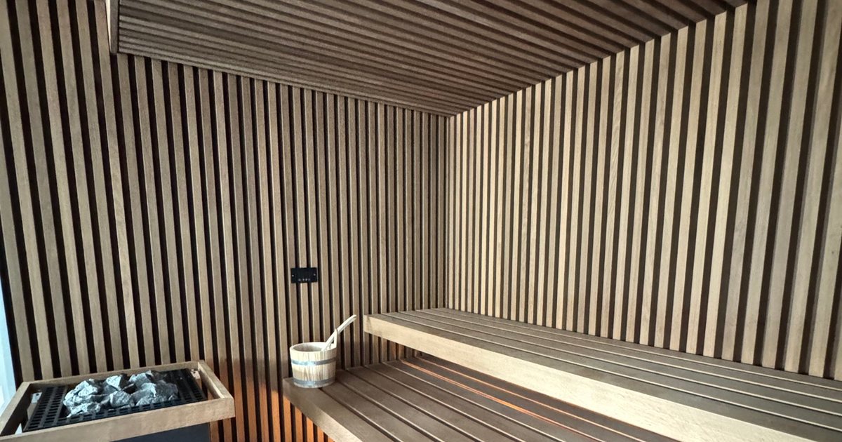 Sauna nach Mass mit Liegen aus Holz und Glasfront, geplant von SpaCulture
